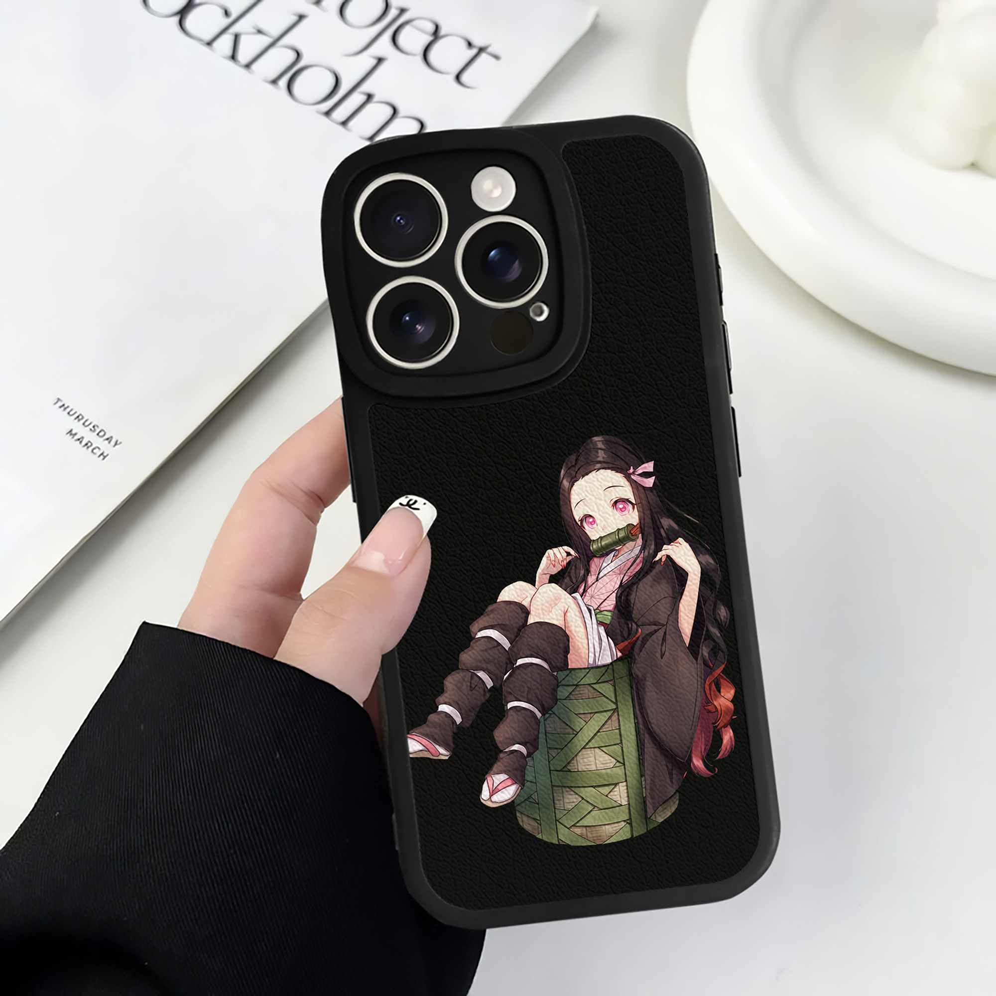 （画像用） 鬼滅の刃（きめつのやいば）竈門 禰󠄀豆子／かまど ねずこ Kamado Nezuko 【iPhone 16シリーズ対応】シリコンスマホケース（レザー調） 材質：シリコン